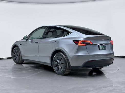 Used 2025 Tesla Model Y Long Range image 2