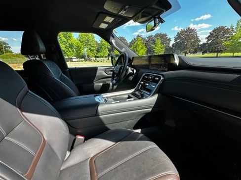 Used 2025 Nissan Armada SL AWD/4WD image 25