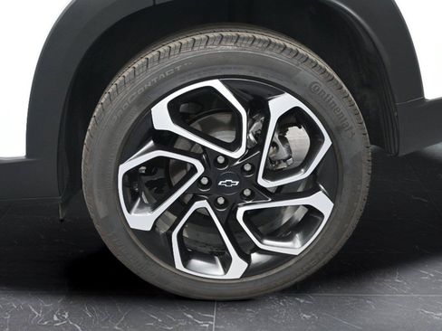 Used 2025 Chevrolet Trax RS w/ Sunroof Package FWD image 12