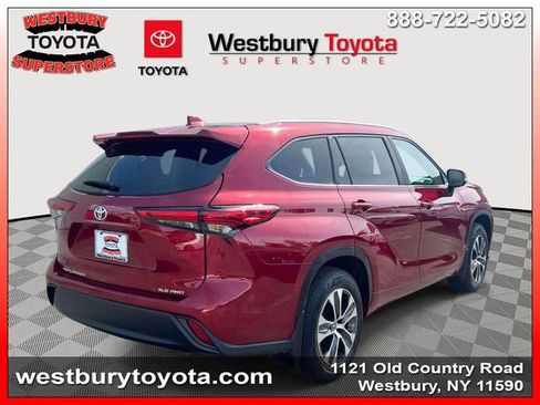 Used 2023 Toyota Highlander XLE AWD/4WD image 6