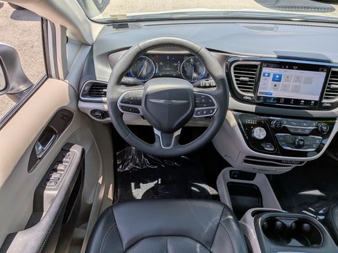 Used 2023 Chrysler Pacifica Touring-L FWD image 19