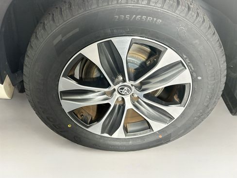 Used 2020 Toyota Highlander XLE AWD/4WD image 11