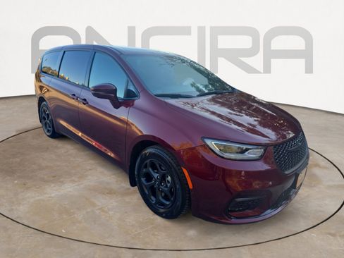 Certified 2022 Chrysler Pacifica Limited w/ Uconnect Theater Family Group image 6