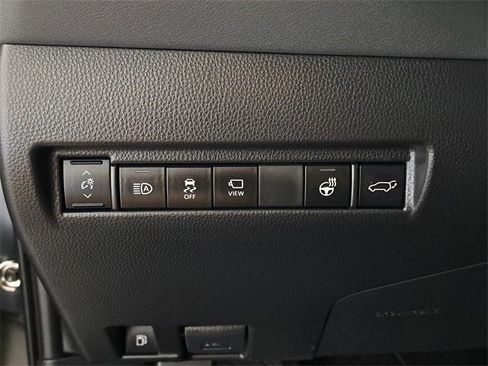 Used 2023 Toyota Venza Limited image 23