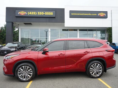 Used 2022 Toyota Highlander Platinum AWD/4WD image 2