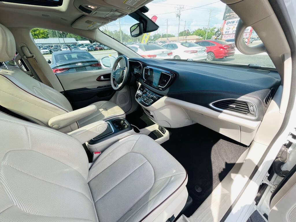 Used 2020 Chrysler Pacifica Limited FWD image 32