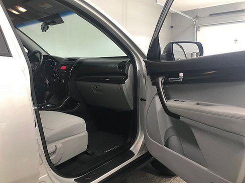 Used 2013 Kia Sorento LX FWD image 12