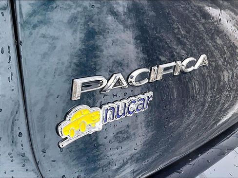 Used 2024 Chrysler Pacifica Touring-L image 29