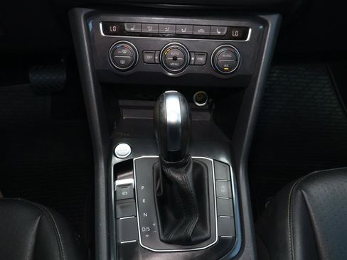 Used 2020 Volkswagen Tiguan SE w/ Panoramic Sunroof Package image 27