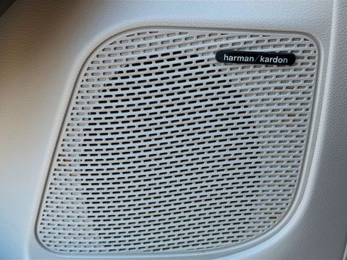 Used 2022 Chrysler Pacifica Limited image 24