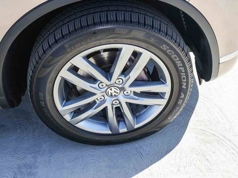 Used 2016 Volkswagen Touareg TDI image 9