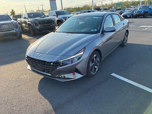 Used 2023 Hyundai Elantra Limited image 19