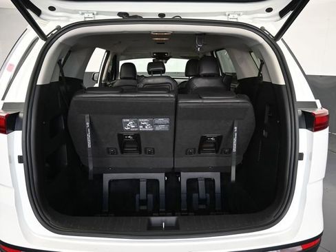 Used 2024 Kia Carnival EX image 29