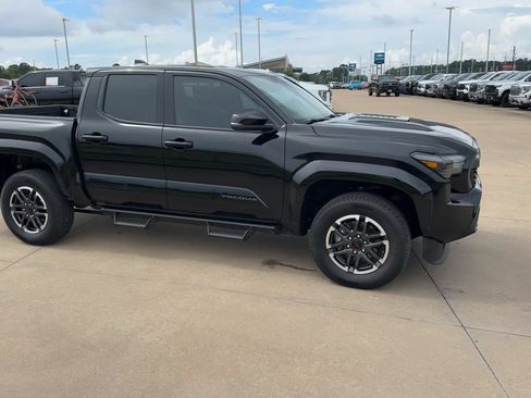 Used 2025 Toyota Tacoma TRD Sport w/ TRD Sport Upgrade Package RWD image 9