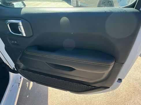 Used 2025 Jeep Wrangler Sahara image 18