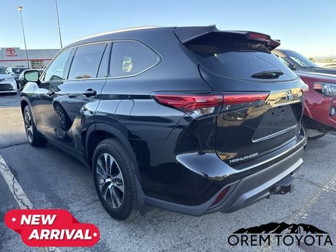 Used 2022 Toyota Highlander XLE AWD/4WD image 19
