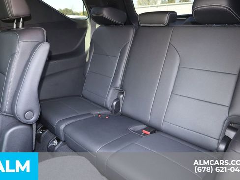 Used 2025 Chevrolet Traverse LT image 18