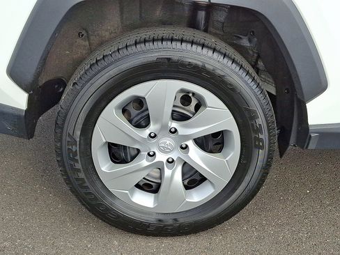 Used 2021 Toyota RAV4 LE image 8