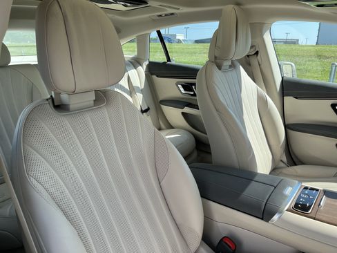 Used 2022 Mercedes-Benz EQS 580 4MATIC Sedan image 35