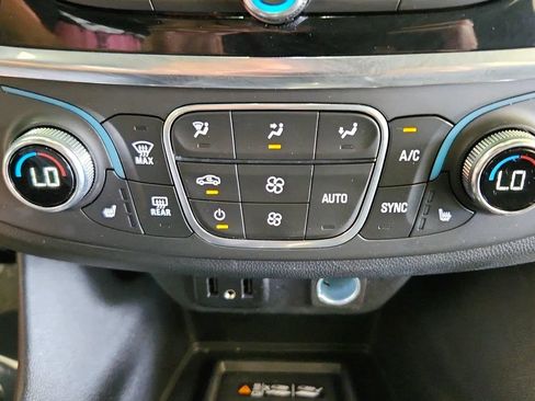 Used 2023 Chevrolet Traverse LT FWD image 22