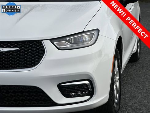 Used 2025 Chrysler Pacifica Select image 35