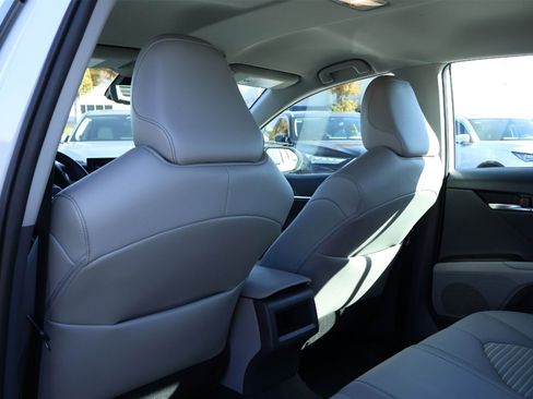 Used 2022 Toyota Camry SE image 12