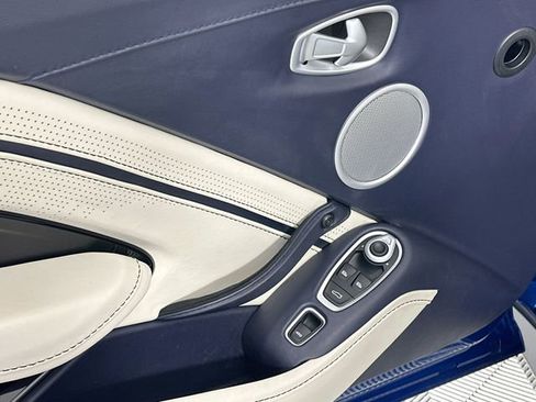 Used 2022 Aston Martin V8 Vantage Roadster RWD image 20