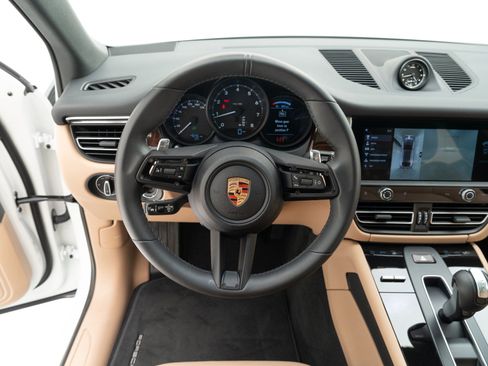 Used 2025 Porsche Macan image 20