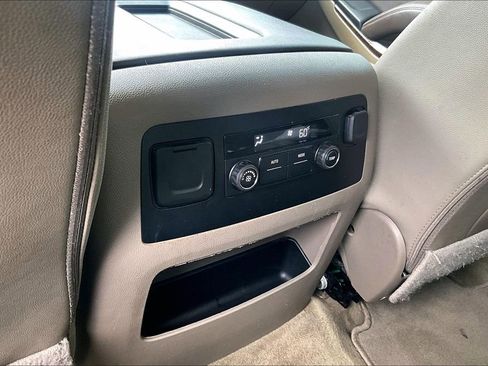 Used 2018 Chevrolet Suburban LT RWD image 32
