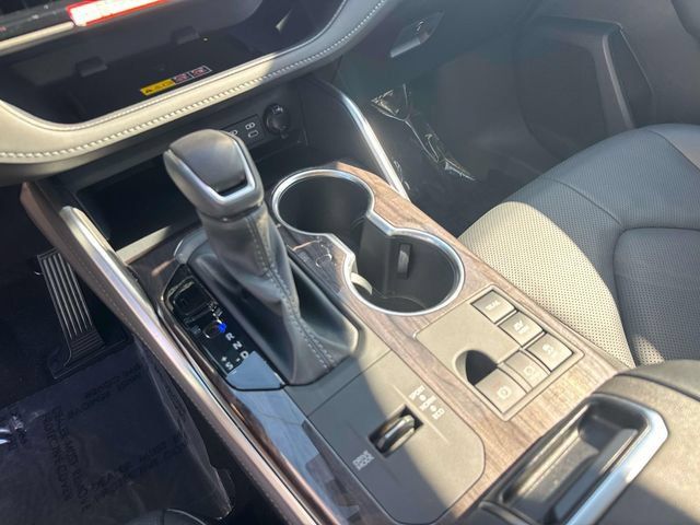 Used 2026 Toyota Highlander Limited AWD/4WD image 30