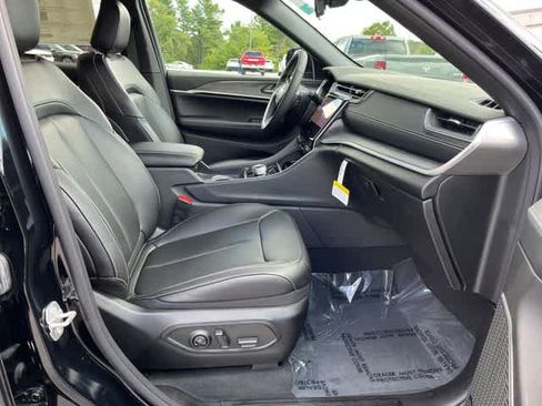 New 2025 Jeep Grand Cherokee Limited w/ Black Appearance Package image 32