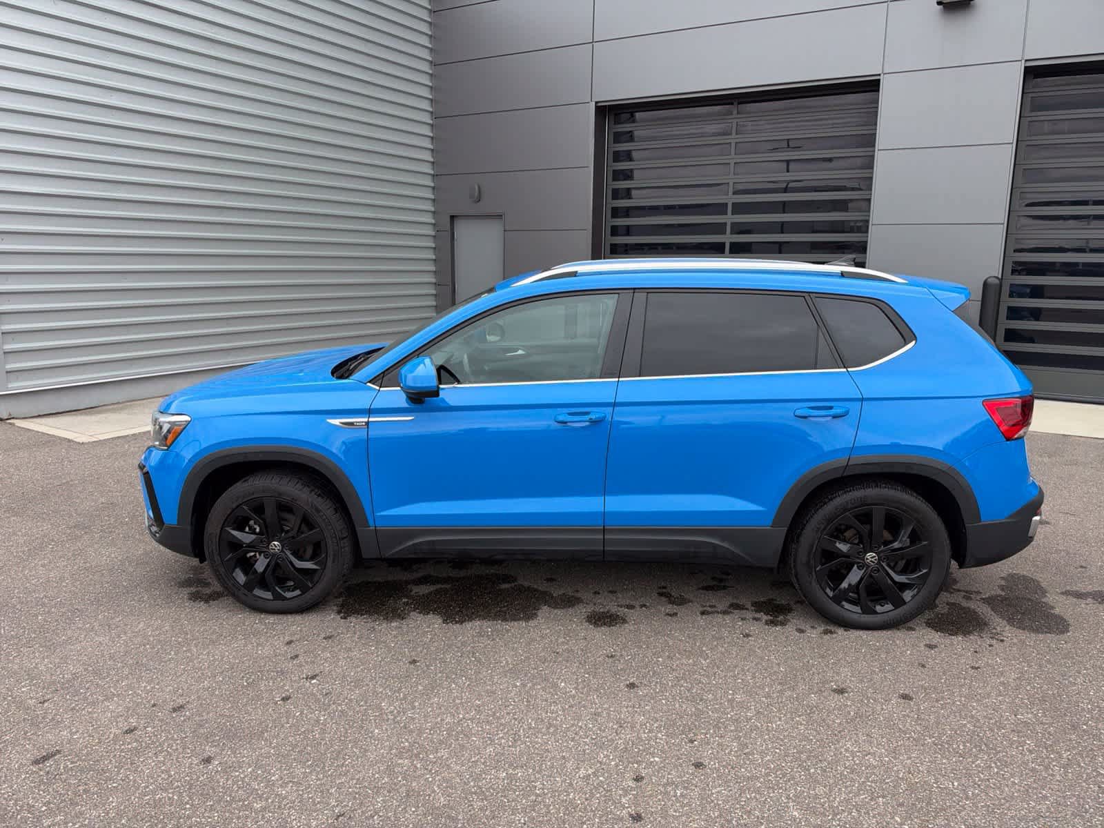 Used 2023 Volkswagen Taos SE w/ Panoramic Sunroof Package AWD/4WD image 2
