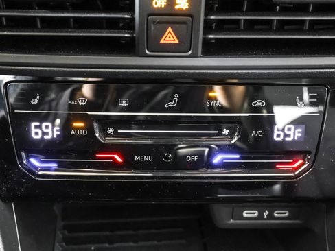 Used 2025 Volkswagen Jetta SE w/ Black Wheel Package image 30