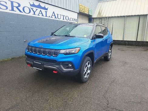 Used 2022 Jeep Compass Trailhawk w/ Trailhawk Convenience Group AWD/4WD image 2