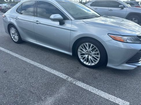 Used 2018 Toyota Camry XLE FWD image 4