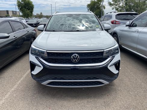 Used 2023 Volkswagen Taos SE w/ Panoramic Sunroof Package FWD image 6