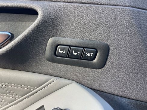 Used 2019 Toyota Avalon Limited image 19