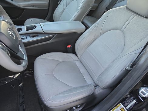 Used 2021 Toyota Avalon Limited image 18