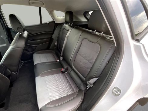 Used 2025 Chevrolet Trax LT w/ LT Convenience Package FWD image 20