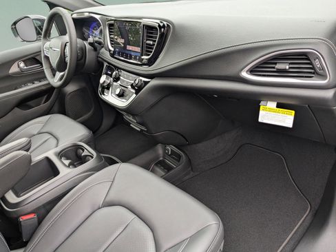 New 2026 Chrysler Pacifica Select image 10
