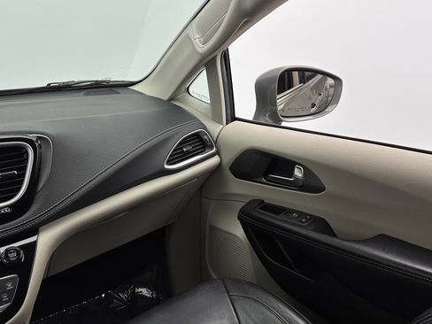 Used 2022 Chrysler Pacifica Touring-L w/ Uconnect Theater Family Group image 30