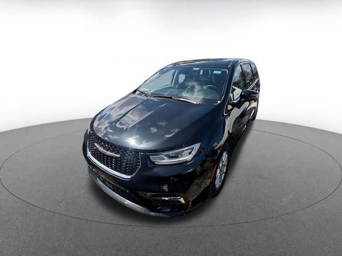 Used 2023 Chrysler Pacifica Touring-L image 3