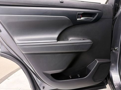 Used 2022 Toyota Highlander XLE FWD image 22