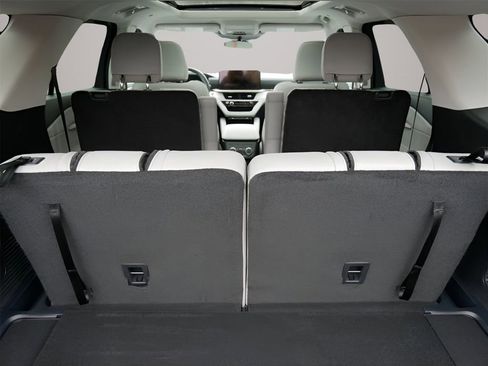 Used 2025 Ford Explorer Active w/ Active Comfort Package image 12