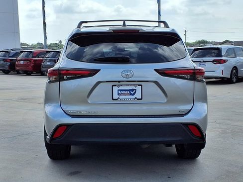 Used 2024 Toyota Highlander LE FWD image 6