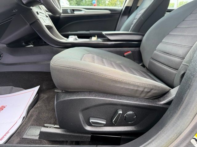 Used 2018 Ford Fusion SE w/ Fusion SE Technology Package FWD image 11