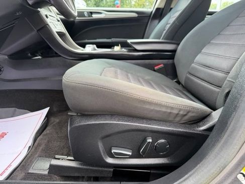 Used 2018 Ford Fusion SE w/ Fusion SE Technology Package FWD image 11