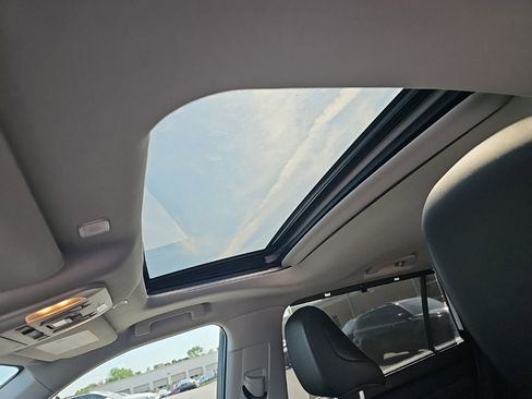 Used 2023 Toyota Highlander XLE FWD image 11