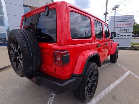 Certified 2025 Jeep Wrangler Unlimited Sahara w/ Safety Group AWD/4WD image 12