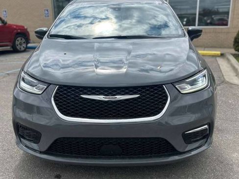 Used 2025 Chrysler Pacifica Select FWD image 2